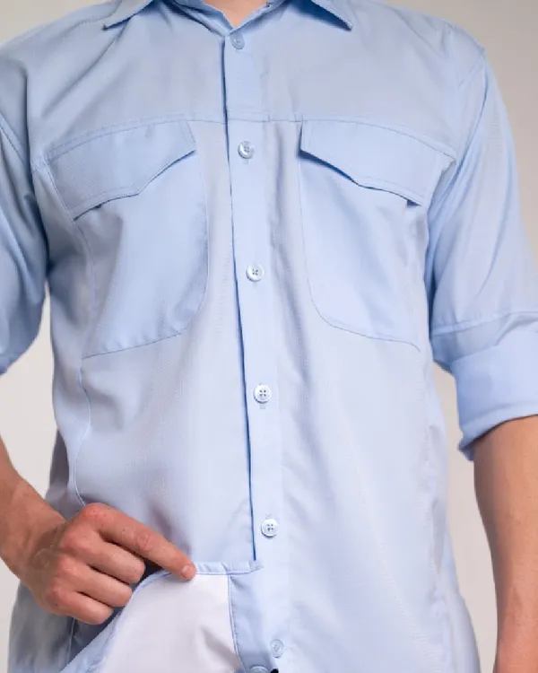 Camisa Field Outdoor azul cielo con bolsas de pecho y mangas enrolladas
