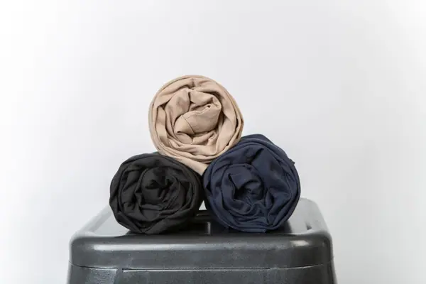 Rollos de tela de gabardina en negro, azul marino y beige