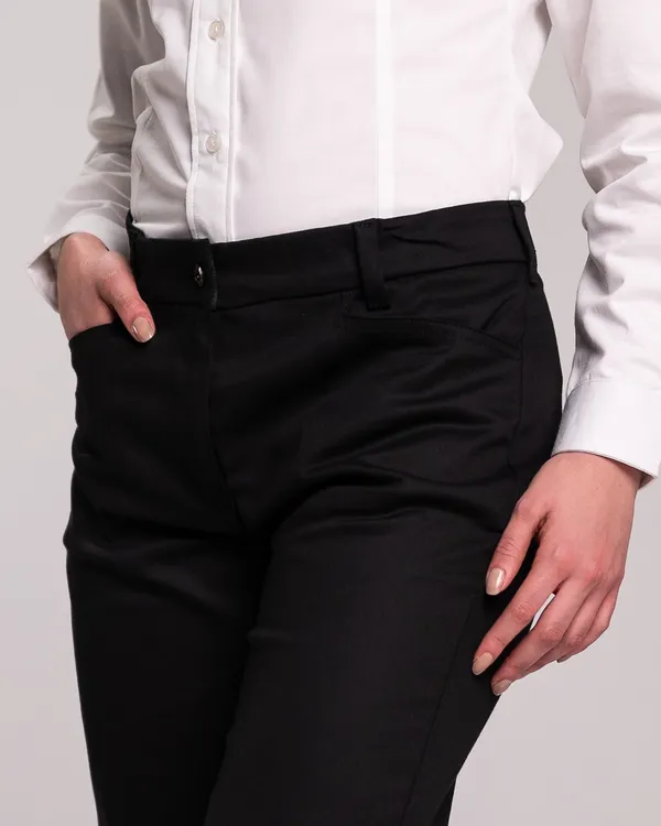 Pantalón de gabardina negro con camisa blanca