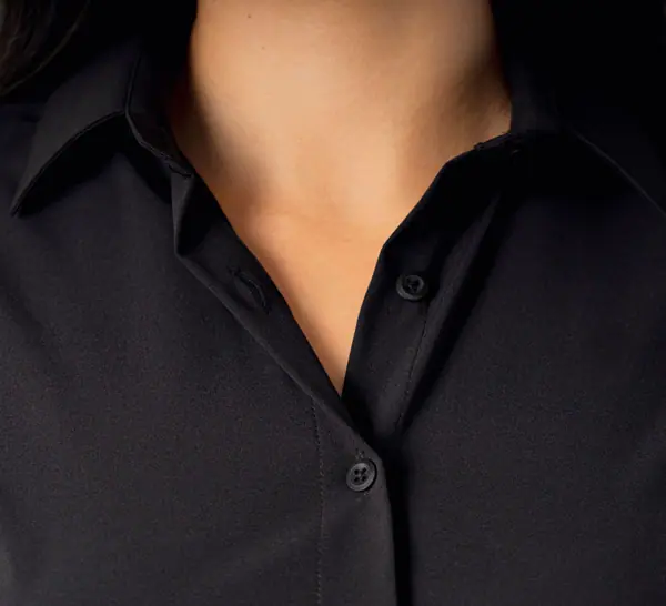 Detalle de cuello de camisa Zulu negra